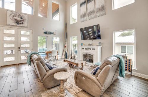 Enchanted Oaks House | Private Dock & Yard! Modern Getaway in Mabank