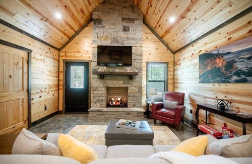 Pickens House | Private Escape| Hot tub| Fire Pit| Trail Access
