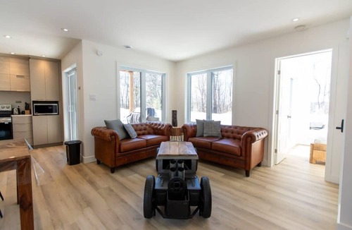 Pine Hill Apartment | Private Hot Tub | Hiking | Skiing | Luméo
