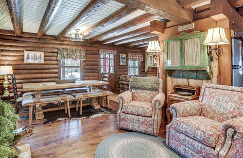 Onalaska Cottage | Private Hot Tub & Dock! Lakefront Log Cabin Oasis
