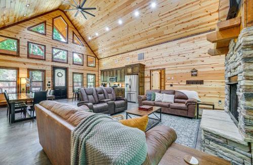 Broken Bow House | Private Hot Tub: Luxe Cabin in Broken Bow!