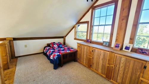 Groesbeck House | Private Hot Tub & Views! Cozy Cabin on Aim Ranch