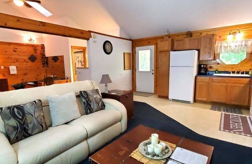 Eureka Springs Cabin | Private log cabin #3 at Wisteria
