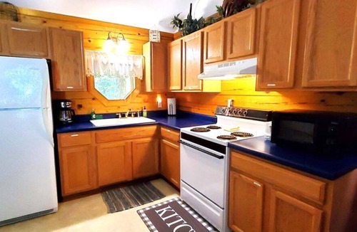 Eureka Springs Cabin | Private log cabin #3 at Wisteria