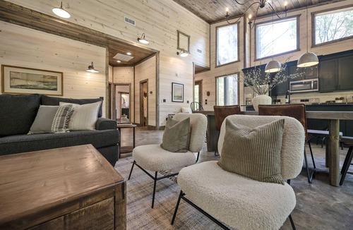 Pickens Cabin | Private & Peaceful Cabin in the woods with Hot Tub & Shuffleboard! Hochatown!