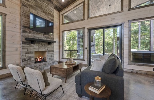 Pickens Cabin | Private & Peaceful Cabin in the woods with Hot Tub & Shuffleboard! Hochatown!