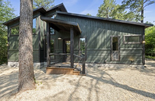 Pickens Cabin | Private & Peaceful Cabin in the woods with Hot Tub & Shuffleboard! Hochatown!