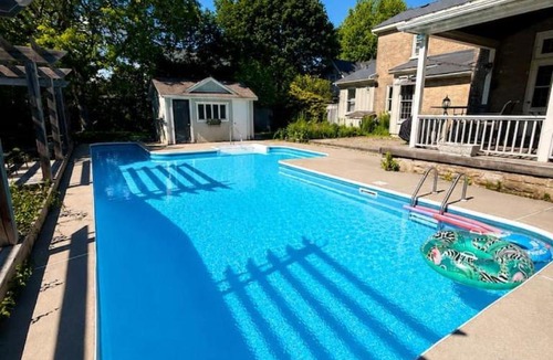 Cobourg House | Private Pool Retreat 6BR 3.5 BA BBQ and Firepit