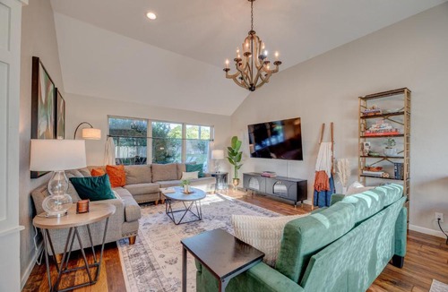 Norman House | Private Pool Sleeps 14 3 King Beds Near OU