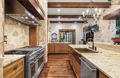 Bergheim House | Private Ranch|Pool|Ping Pong|Yoga|Weddings|Games