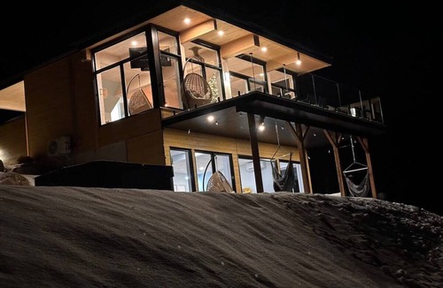Pine Hill Ski Chalet | Private Spa| Hiking |Skiing | By the river| RuissÖ