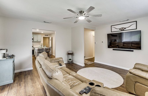 South Arlington House | Private Yard w/Grill & Fire Pit! Mansfield Escape