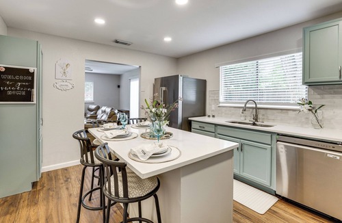 South Arlington House | Private Yard w/Grill & Fire Pit! Mansfield Escape