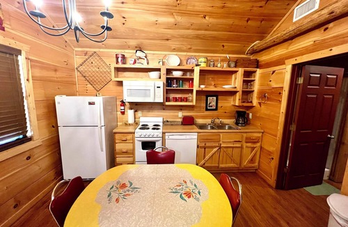 Mountain View Cabin | PX Cafe #69 Cabin in town, walking distance to the courthouse square.