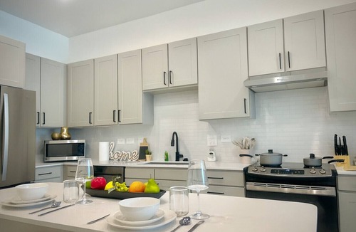 Sherman Apartment | Qeen Bed · Near Med Center · Long Worker Stays