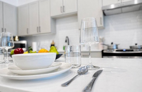 Sherman Apartment | Qeen Bed · Near Med Center · Long Worker Stays