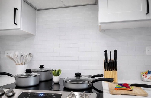 Sherman Apartment | Qeen Bed · Near Med Center · Long Worker Stays