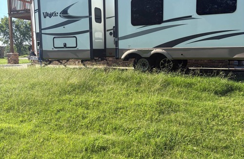 Mcloud House | Quaint 1 bed RV, sleeps 6-7 guests with AC and WiFi in McLoud , Ok.