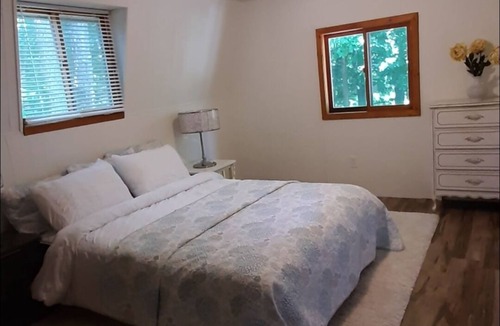 Point Clark Cottage | Quaint cottage, walking distance to beach.