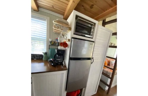 Silver Creek Village House | Quaint & Cozy 1-Bdrm Tiny Home- HOT TUB/SUPs/KAYAK