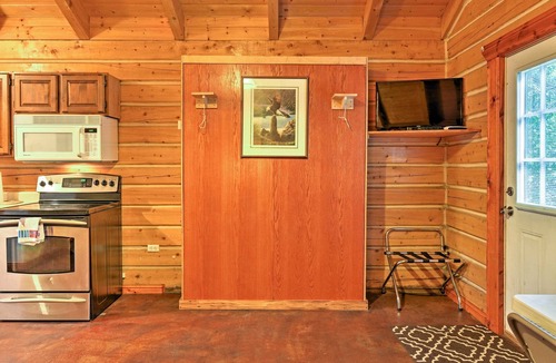 Bear Creek Apartment | Quaint Seward Studio Cabin on Scenic Salmon Creek!