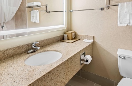 Granbury Hotel | Quality Inn & Suites - Granbury