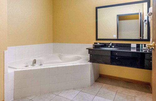 Lenexa Hotel | Quality Inn & Suites Lenexa Kansas City