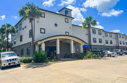 Beaumont Apartment | Queen Bed Accessible with Kitchenette Non-Smoking