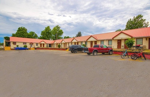 Hiawatha Apartment | Queen Bed|Non-Smoking