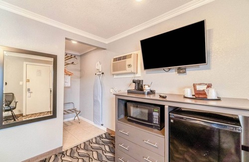 Ira Apartment | Queen Bed|Smk|Snyder TX