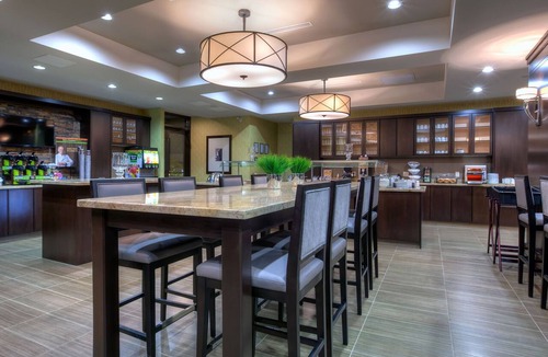 Central Hamilton Apartment | Queen Studio w/Full Kitchen | Daily Breakfast