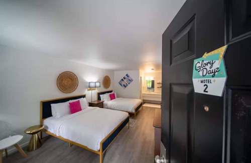 Eureka Springs Historic District Hotel | Queen Suite #2 at Glory Dayz!