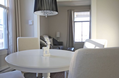 Pointe Claire Apartment | Quiet apartment in Pointe-Claire Village near water