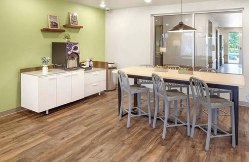 Austin Hotel | Quiet & Clean Two Room w/Kitchen – Few Mi to Texas Memorial Stadium in Austin