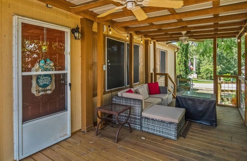 Pointblank House | Quiet Lake View Retreat