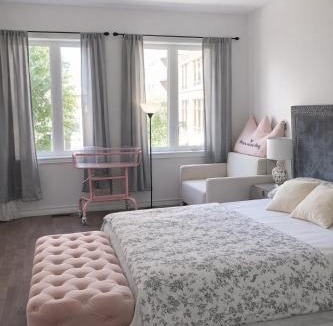 Pinehouse House | Quiet Private Master Suite w Ensuite Great Value