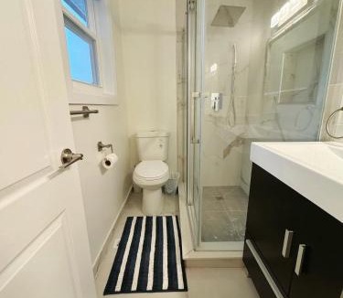 L'Amoreaux House | Quiet Queen Bedroom near Finch Birchmunt