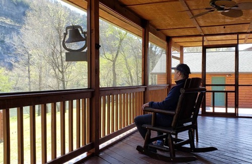 Mountain View Cabin | Quiet rustic retreat on the White River across from Handford Bluff