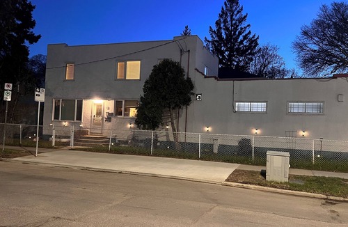 Winnipeg House | R5; 5 Star Private Room Parisan Night 6kms from Airport
