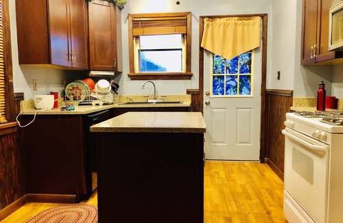 Niagara Falls House | Rainbow Inn on the Walnut Avenue , 3bed room, 2full bath, double parking, WiFi