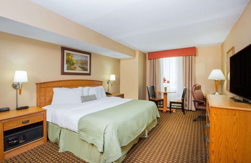 Urbandale Hotel | Ramada Tropics Resort & Conf Center by Wyndham Des Moines