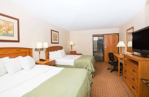 Urbandale Hotel | Ramada Tropics Resort & Conf Center by Wyndham Des Moines