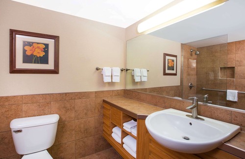 Urbandale Hotel | Ramada Tropics Resort & Conf Center by Wyndham Des Moines