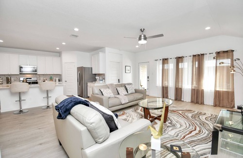Barker House | Rammies Exquisite Home With Pool Access