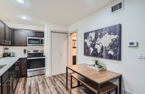 Oak Lawn Apartment | Reagan 104: Comfort & Class in Prime Location