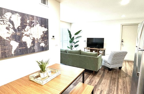 Oak Lawn Apartment | Reagan 104: Comfort & Class in Prime Location