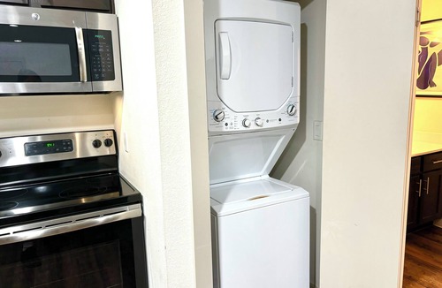 Oak Lawn Apartment | Reagan 104: Comfort & Class in Prime Location