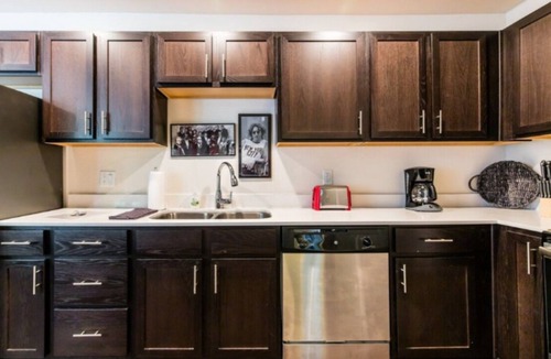Oak Lawn Apartment | Reagan 201: Chic 1-bedroom apartment in superb Dallas with AC