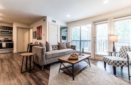 Oak Lawn Apartment | Reagan 201: Chic 1-bedroom apartment in superb Dallas with AC