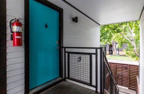 Oak Lawn Apartment | Reagan 201: Chic 1-bedroom apartment in superb Dallas with AC